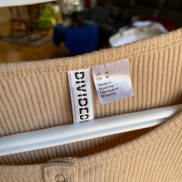 beige cropped long sleeve - Picture 3 of 3